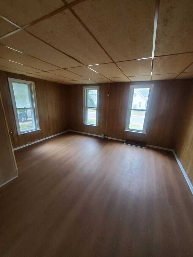 Building Photo - Charming 3-Bedroom Property in Prime Locat...