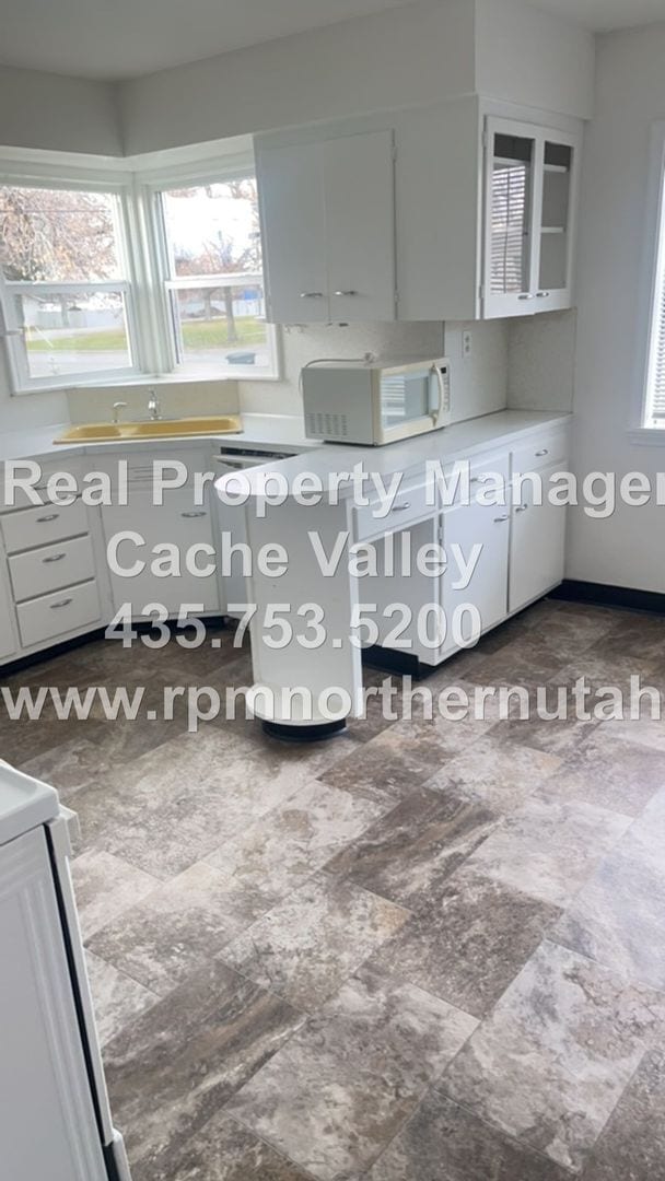 Building Photo - 2 br unit, on corner lot in Smithfield! Available for immediate move-in!