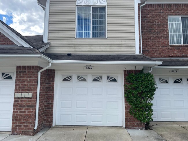Building Photo - Shelby Twp 2-bedroom, 2-bath condo-style w...