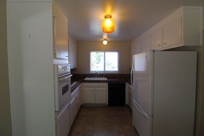 Building Photo - Concord 3 bedroom 2 bath new carpet, new paint,  home in quiet neighborhood!