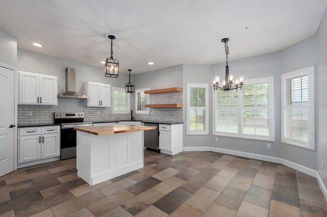 Building Photo - Stunning 4 Bedroom house for rent in Roger...