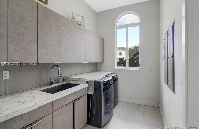 Building Photo - 12802 Grand Oaks Dr