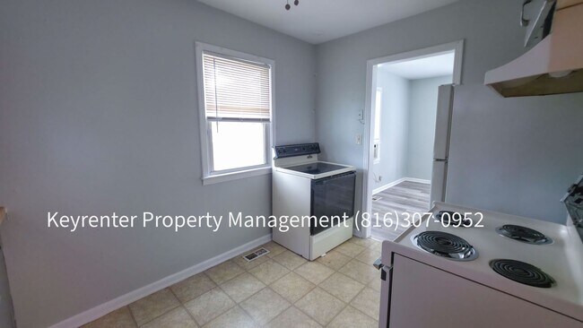 Building Photo - 2 Bed 1 Bath rare to rent!