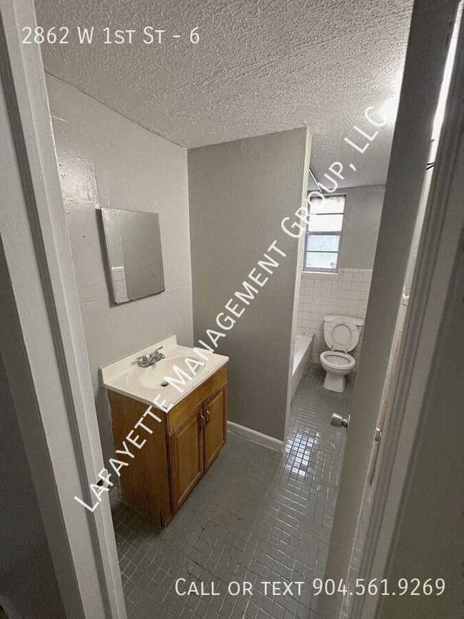 Building Photo - 2862 W 1st St