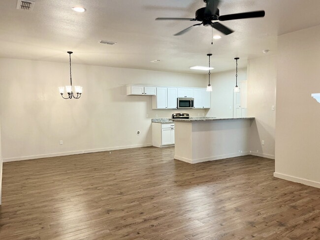 Building Photo - Beautiful Townhome in Viridian!