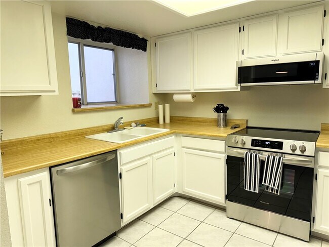 Building Photo - 1800 Club House Dr