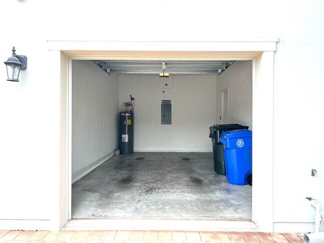Building Photo - 1043 Taramundi Dr