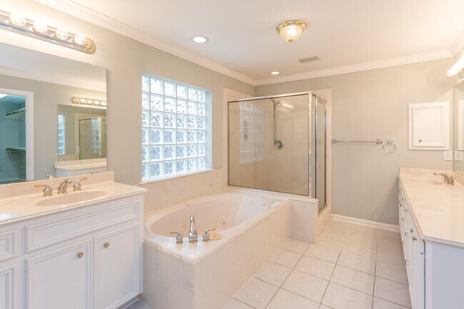 Building Photo - 4611 Oakdale St