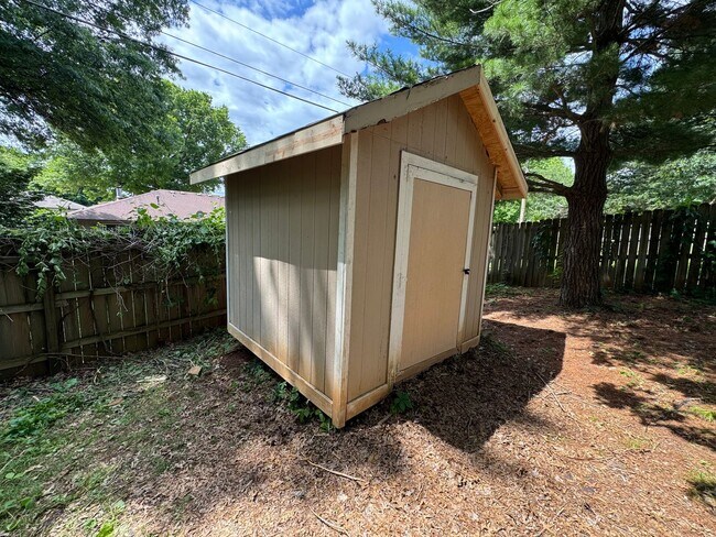 Building Photo - SPACIOUS DUPLEX in Southeast Springfield w...