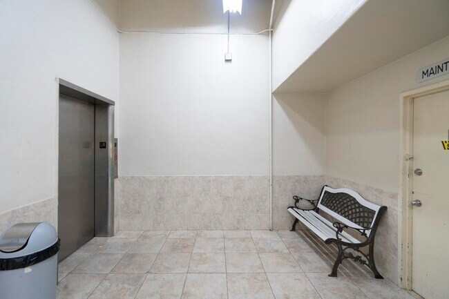 Building Photo - 3725 S Ocean Dr
