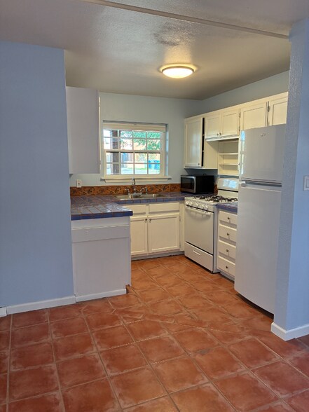 Building Photo - 723 Agua Fria St