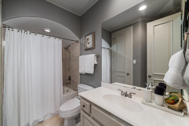 1st floor ensuite bath - 4003 Wycliff Ave