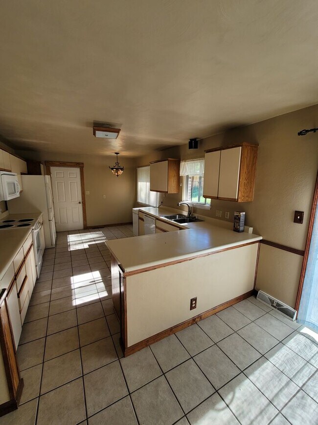 Building Photo - Great 5br/2ba House in NE Colorado Springs. Near UCCS
