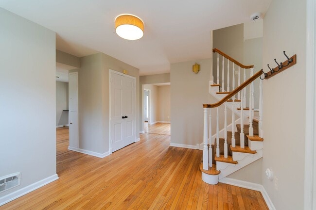 Building Photo - Spacious Split-Level with In-Law Suite & B...
