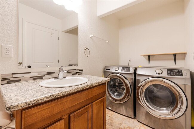 Building Photo - Charming 3 Bedroom 2.5 Bath Condo Available Now!