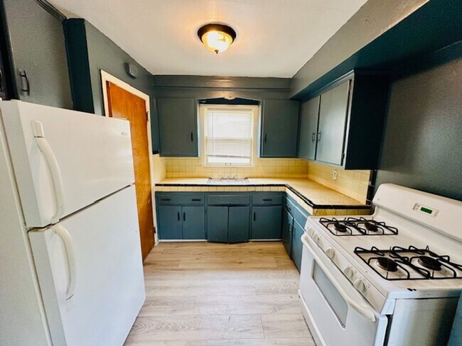 Building Photo - 3 Bedroom 1 Bath For Lease Section 8 Ready