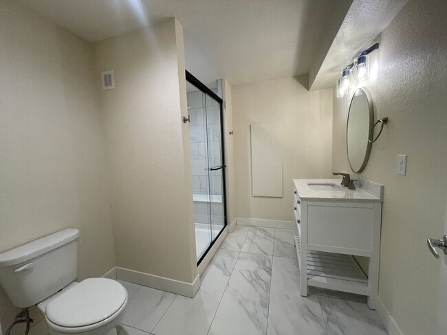 Building Photo - Perfect Location and Perfect Condition!