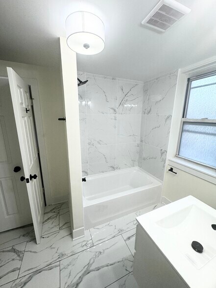 Building Photo - 4313 S King Dr