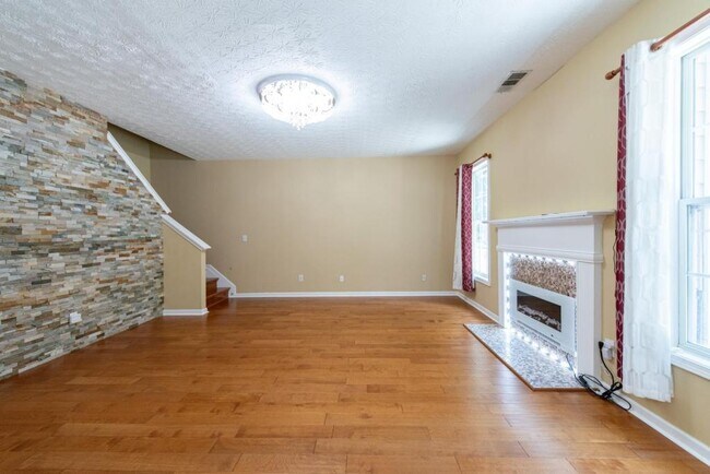 Building Photo - 2227 Longmont Dr