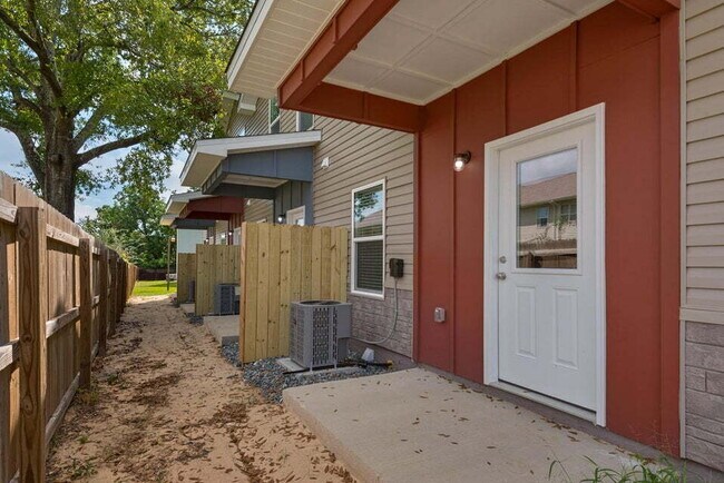 Building Photo - "Charming 2-Bed Townhouse Retreat in Fort Walton Beach with 2.5 Baths!"