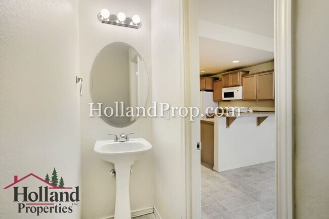 Building Photo - Modern Townhome Near MAX, Nike & High-Tech Corridor