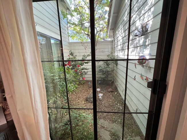 Building Photo - 3 bedroom in desirable Regency Park!