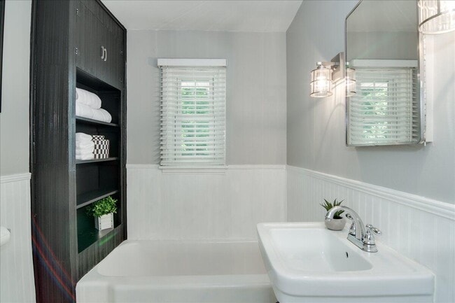 Building Photo - 452 Powderhouse Rd SE