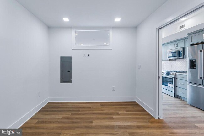 Building Photo - 701 N Henry St