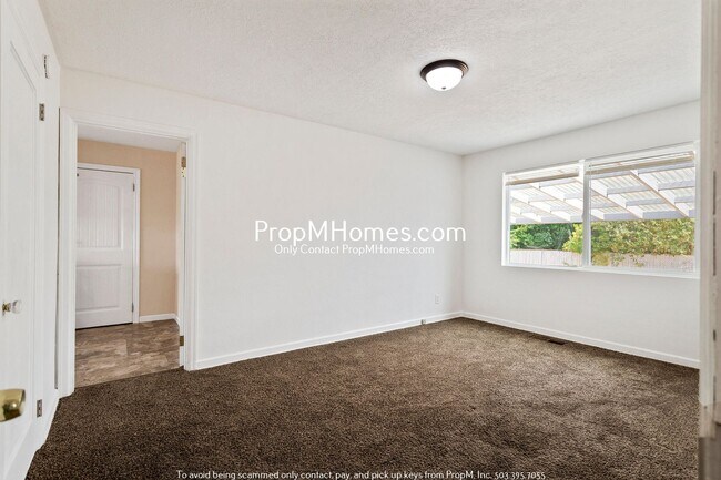 Building Photo - Three Bedroom Cottage in NE Salem!