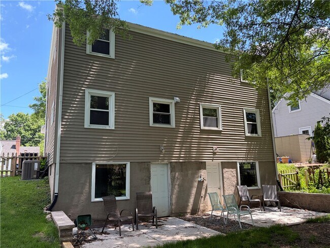 Building Photo - 18 Briggs Ave