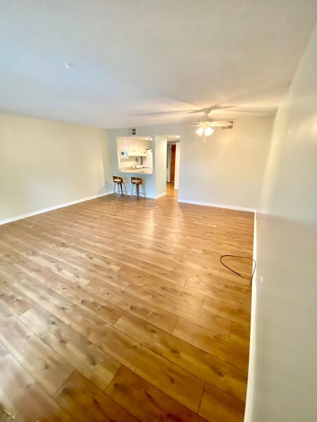 Building Photo - 1BD/1BA Dream Condo Screened In Porch Over...