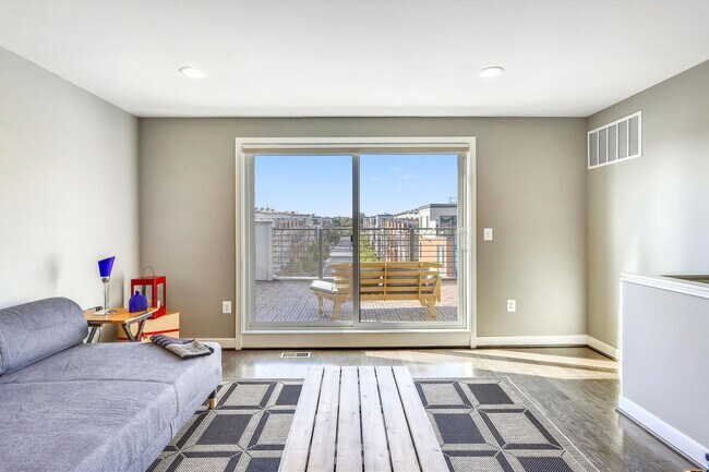 Building Photo - GREAT LOCATION!! Stunning 3BD/3.5BA luxury 4-level townhouse!