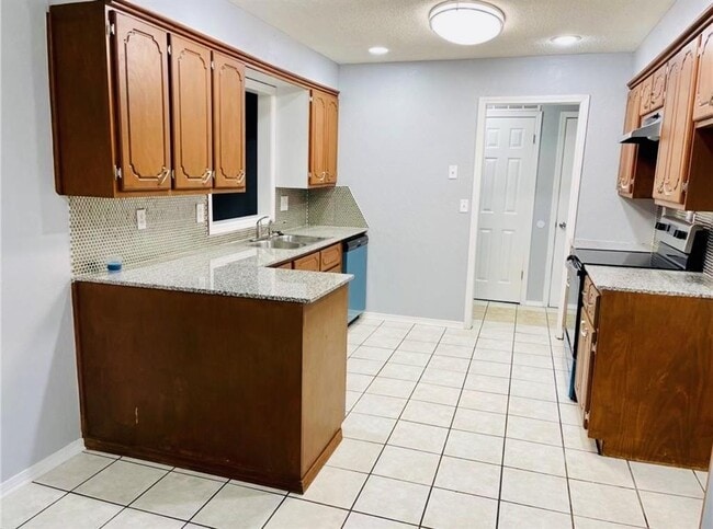 Building Photo - 11717 N Francis Ave