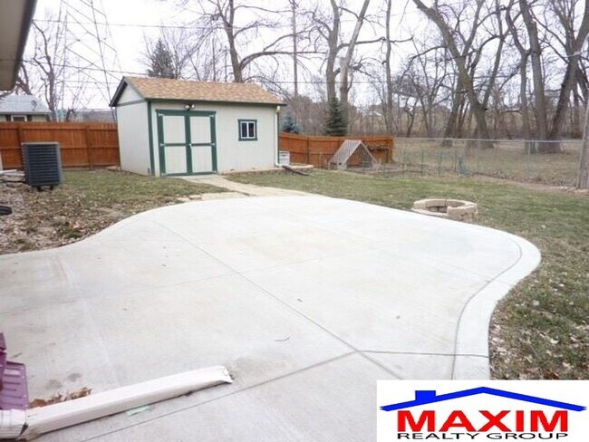 Building Photo - Move-in special offer!!!  Huge house - over 2,200 sqft convenient location and private backyard $...