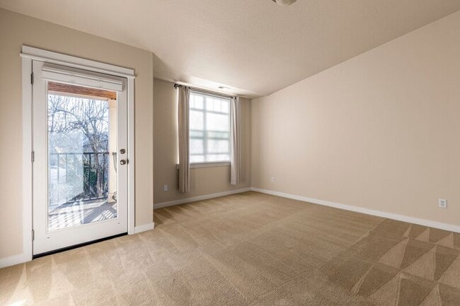 Building Photo - 929 SE Marion St