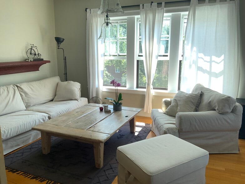 Living room - 1011 Hull Terrace