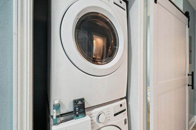 Building Photo - 9815 S Thomas Dr