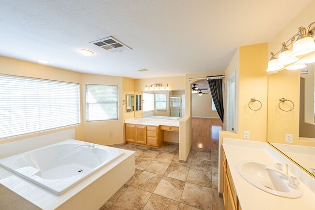 Building Photo - Beautiful 4-bedroom home located in Henderson