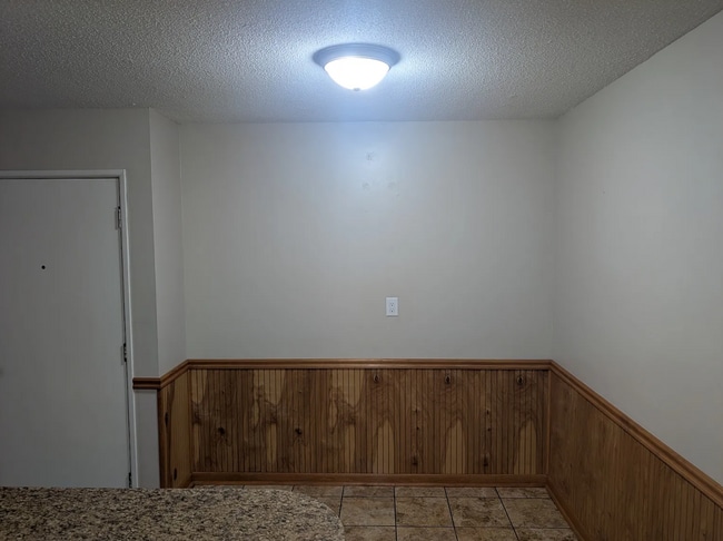 Building Photo - Spacious 1BR Condo – Pool Access & Utilities