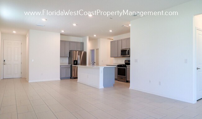 Building Photo - OUTSTANDING 3 BEDROOM/2 BATH IN EAVE'S BEND/ARTISAN LAKES PALMETTO! SEMI FANCED YARD!