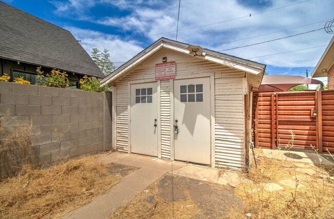 Building Photo - 1010 E Coronado Rd