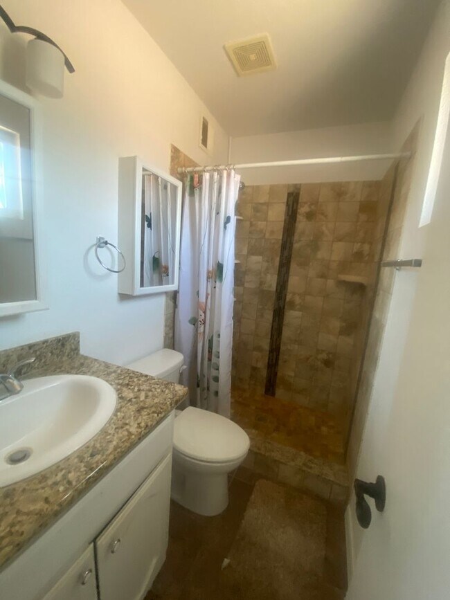 Building Photo - Remodeled 4-Bedroom Home in the Heart of K...