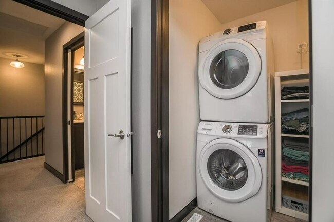 Building Photo - 1023 6th St SE