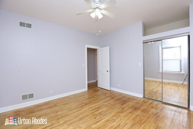 Building Photo - 2407 W Wilson Ave