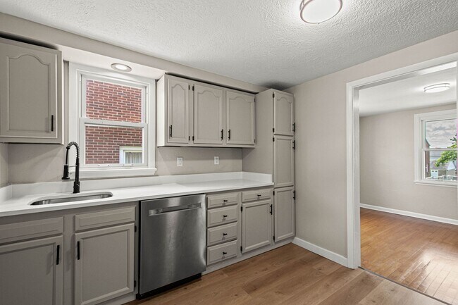 Building Photo - Newly renovated 3 bedroom home in McKees Rocks available now!