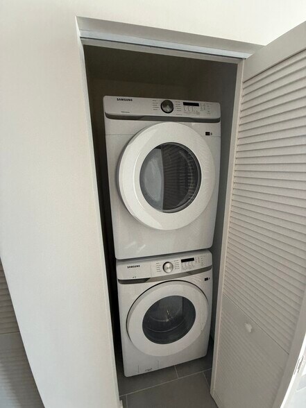 Building Photo - 132 NE 22nd St