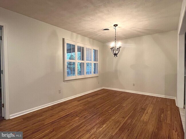 Building Photo - 330 Parkwood Dr