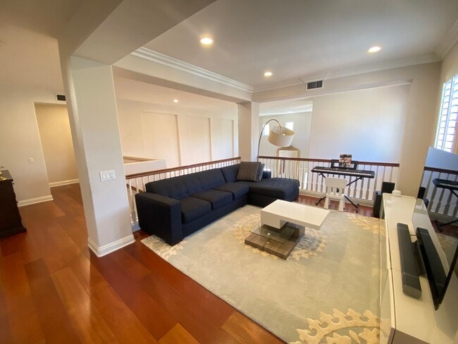 Building Photo - Luxurious 4 Bedroom Fullerton House For Re...