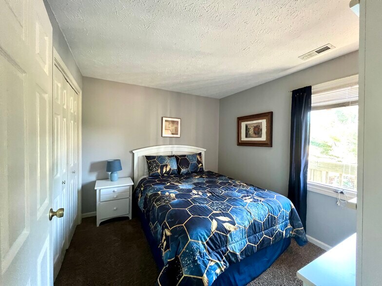 Building Photo - 9345 S Pointe Retreat Dr