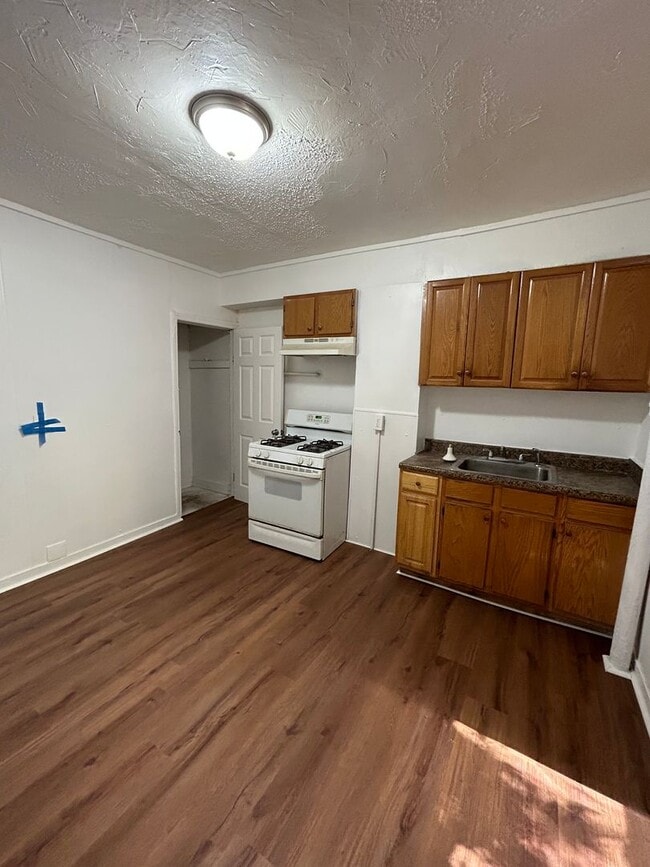Building Photo - 2 bed 1 bath freshly renovated